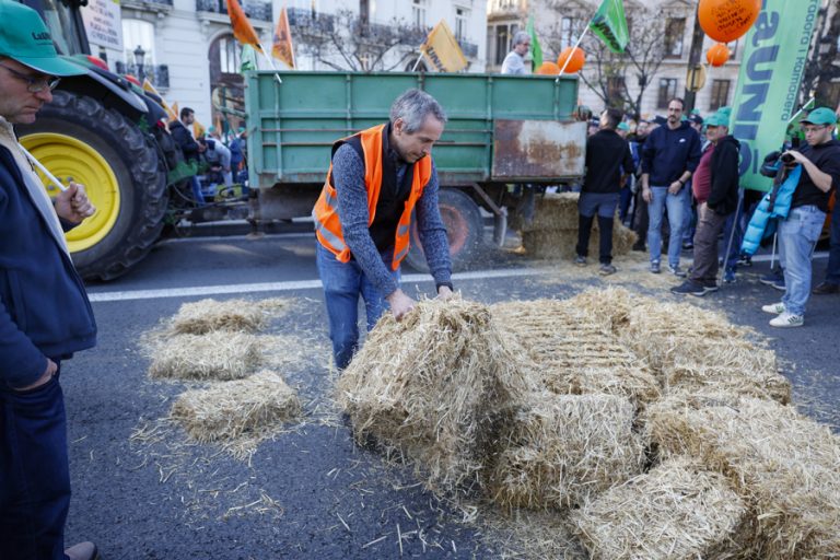 Medio centenar de tractores recorre València para denunciar el ahogo al campo