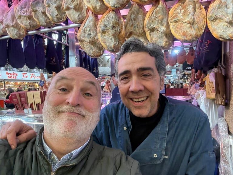 El chef internacional José Andrés visita el Mercado Central de València