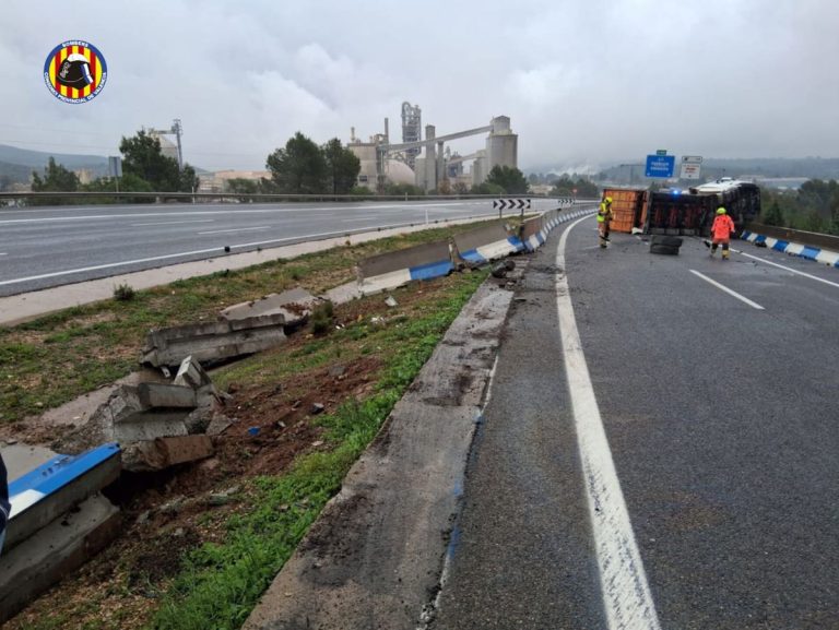Un camión volcado corta la A-3 en Buñol sentido Valencia y obliga a desviar por la N-3