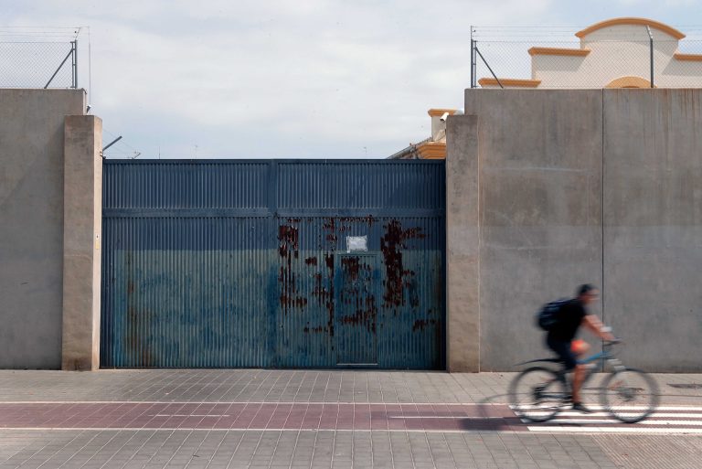 El balance anual denuncia demoras a migrantes en la renta de inclusión y cobros por tratamientos de cáncer