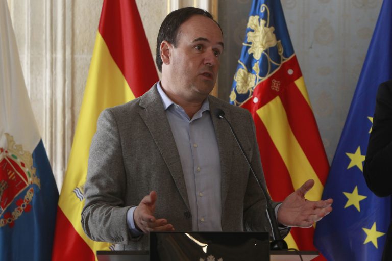 Pérez Llorca visita Utiel y traslada el apoyo del Consell a los afectados por la DANA