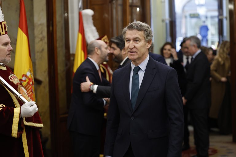 Feijóo deja en manos de Mazón su renuncia al acta de diputado