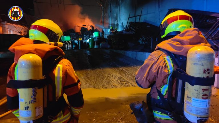 Controlado el incendio industrial en Alzira tras casi cuatro horas de trabajo
