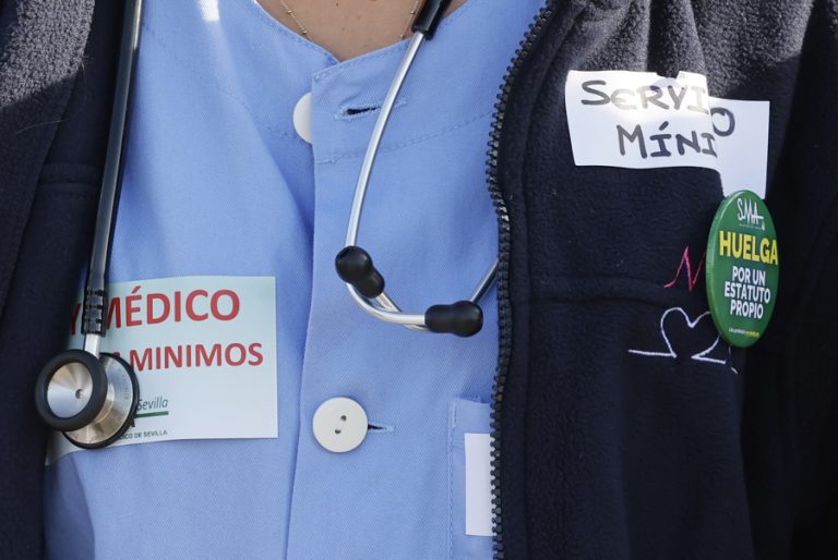 CESM CV eleva al 90 % el seguimiento de la huelga de médicos y Sanidad lo sitúa en el 15 %