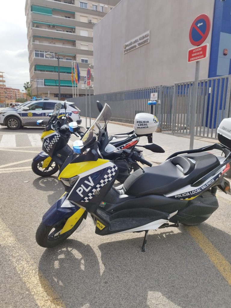 Un niño, herido por la caída de una cornisa en València
