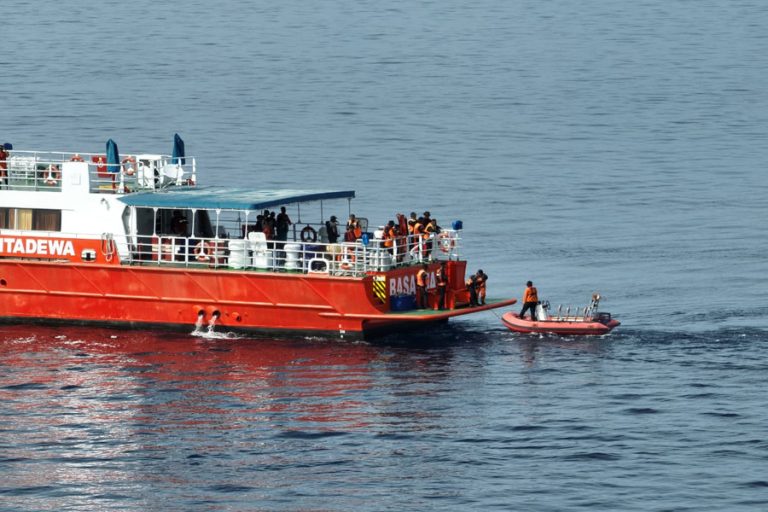 La Policía de Indonesia investiga posible negligencia en el naufragio del barco con españoles