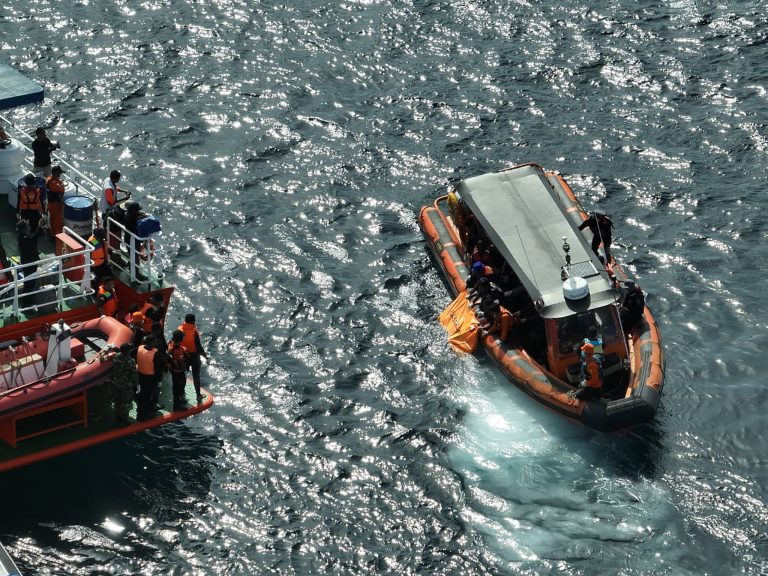 Indonesia amplía dos días la búsqueda del menor valenciano desaparecido tras el naufragio