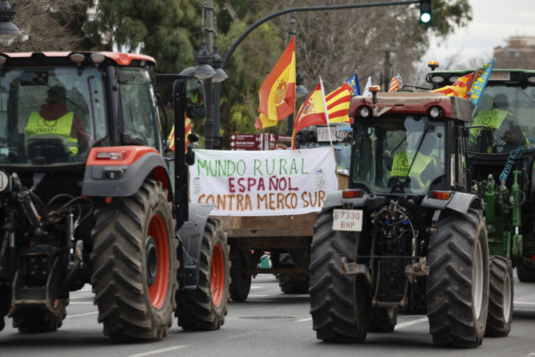 Una tractorada contra el acuerdo UE-Mercosur colapsa el tráfico en el centro de València