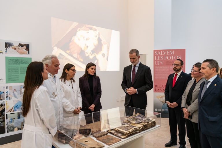 Los reyes elogian la recuperación de fotos familiares dañadas por la DANA en la UPV