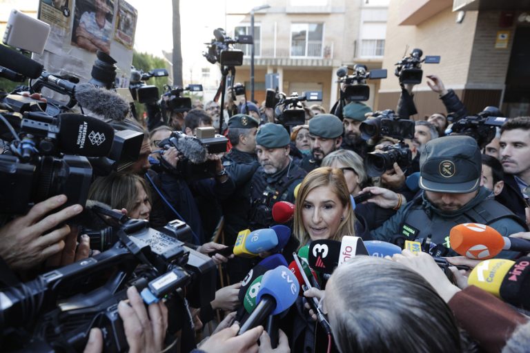 Salomé Pradas se acerca a las víctimas de la DANA tras el careo y asegura haberlo aportado todo