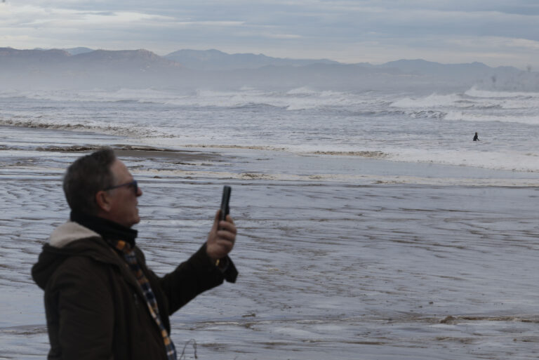 El temporal derrumba una terraza en la playa de Tavernes y obliga a desalojar un edificio