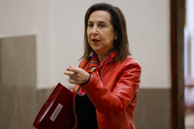 Robles condecora a la unidad de transportes del Ejército por su papel en la DANA