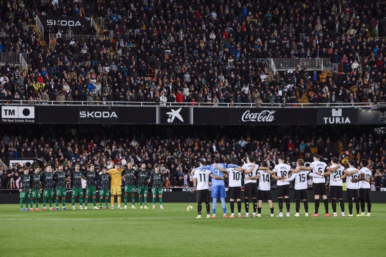 Mestalla guarda un minuto de silencio por los valencianos naufragados en Indonesia