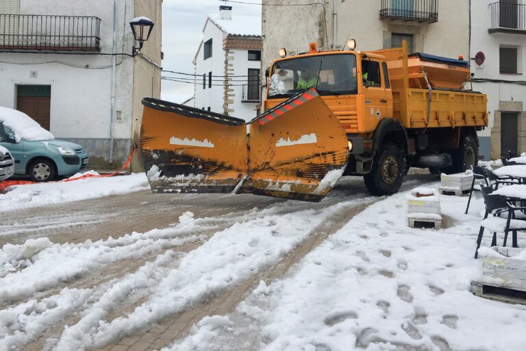 La nieve complica la N-330 y N-420 en Valencia y varias carreteras del interior de Castellón