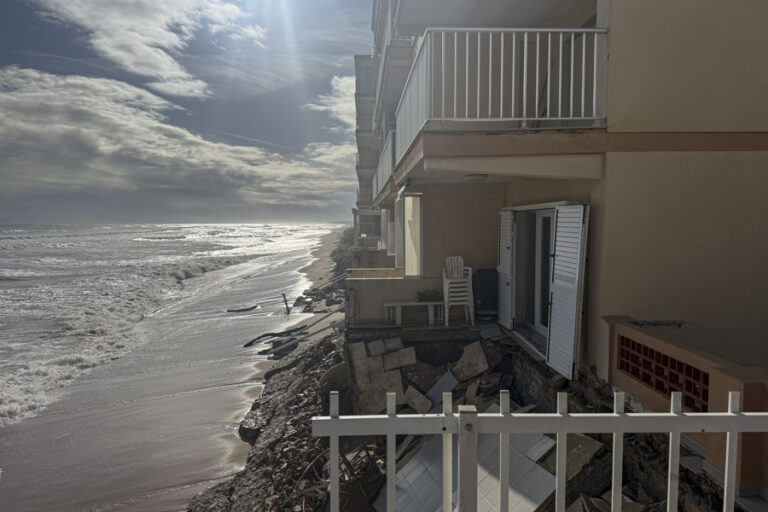 El Gobierno aportará 45.000 m3 de arena a la playa de Tavernes tras el temporal