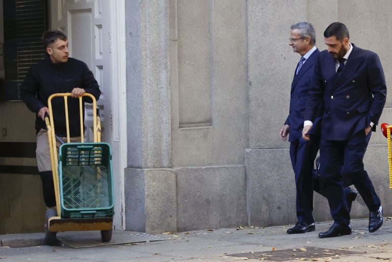 El juez acepta la renuncia del abogado de Ábalos pero le ordena acudir a la vista sobre su prisión