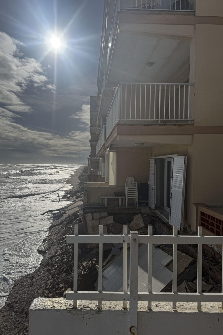 El temporal derriba tres terrazas de un edificio en la playa de Tavernes de la Valldigna