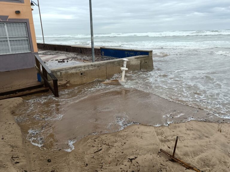 El temporal Harry golpea playas de Valencia y obliga a refuerzos y cierres preventivos