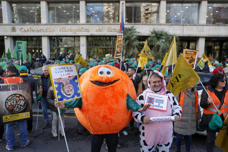 Al menos 200 tractores se suman a la manifestación agraria de València contra los acuerdos de la UE