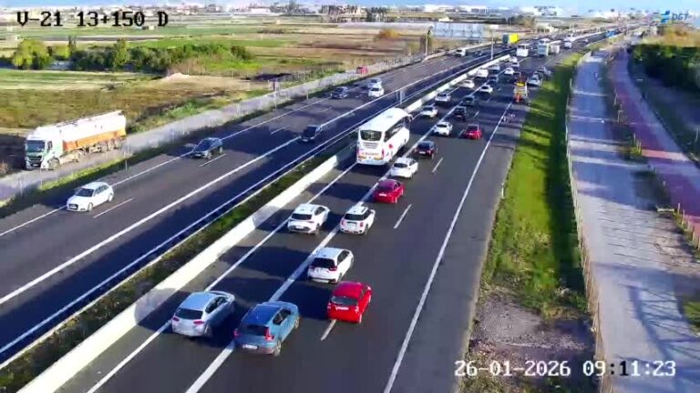 Dos accidentes en la V-21 y el bypass causan 11 km de retenciones en Valencia