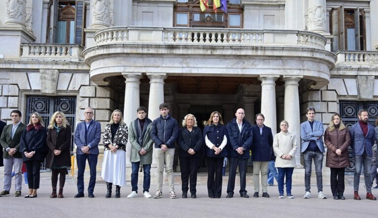 València se vuelca con las víctimas del accidente ferroviario de Adamuz y ofrece ayuda