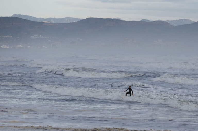 Aemet advierte que la tarde y noche concentran lo peor del temporal marítimo en la Comunitat Valenciana