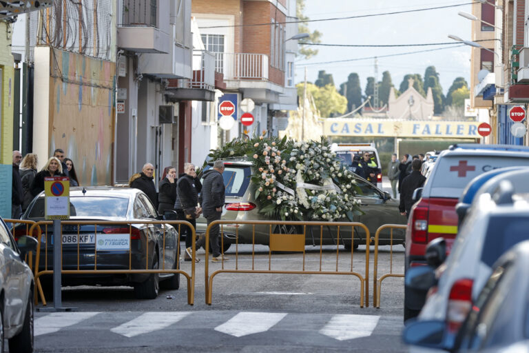 Dolor y rabia en Sueca en el último adiós a Álex, el menor asesinado