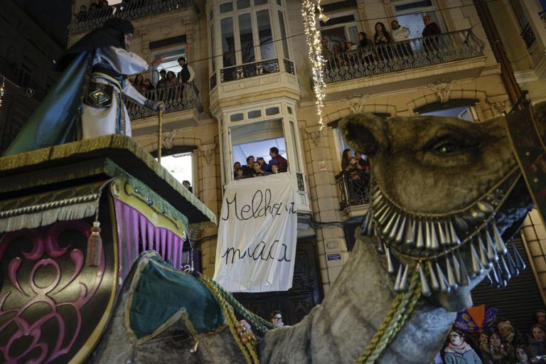 Los Reyes Magos sortean la borrasca y mantienen las cabalgatas en gran parte de la Comunitat Valenciana