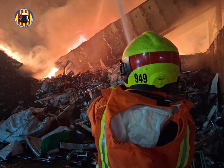 Bomberos intentan sofocar un incendio en una planta fragmentadora de chatarra de Sollana