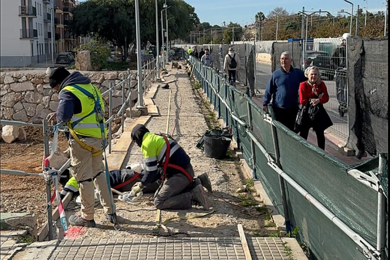El puente de la estación de Paiporta seguirá abierto al tráfico durante su reconstrucción