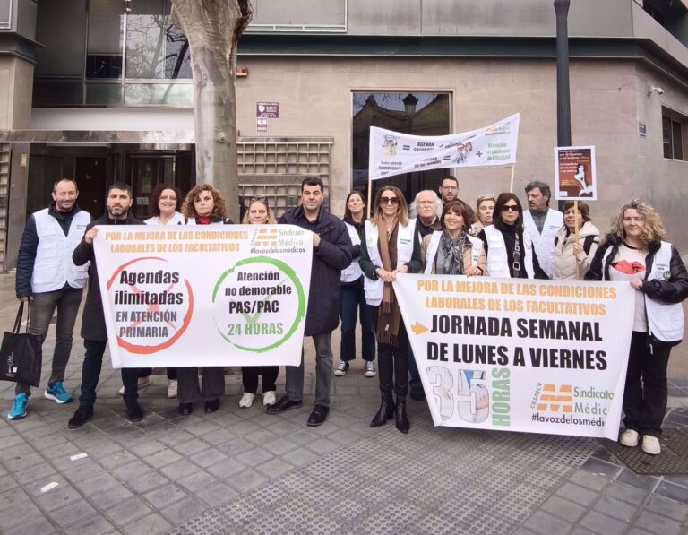 Los médicos retoman las protestas para pedir jornada de 35 horas, topes de agenda y menos pacientes