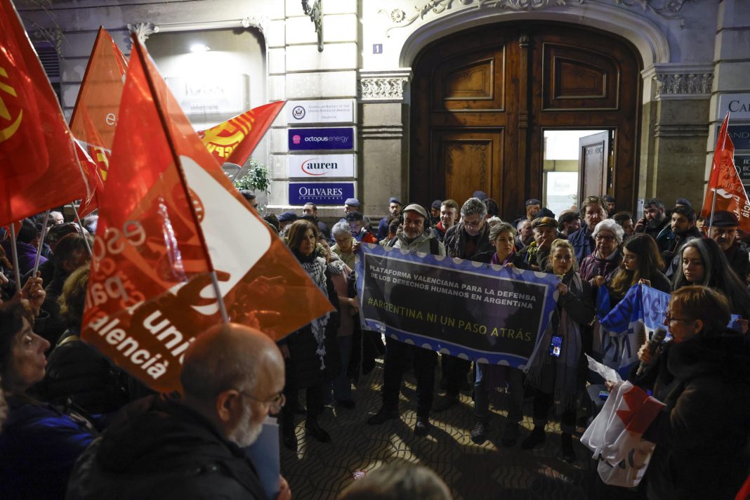 Protesta en València ante el consulado de EE. UU. por el 