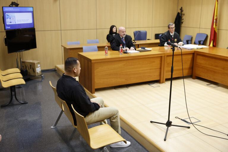 El portero del edificio del canónigo asesinado declara que la entrada de chicos era frecuente