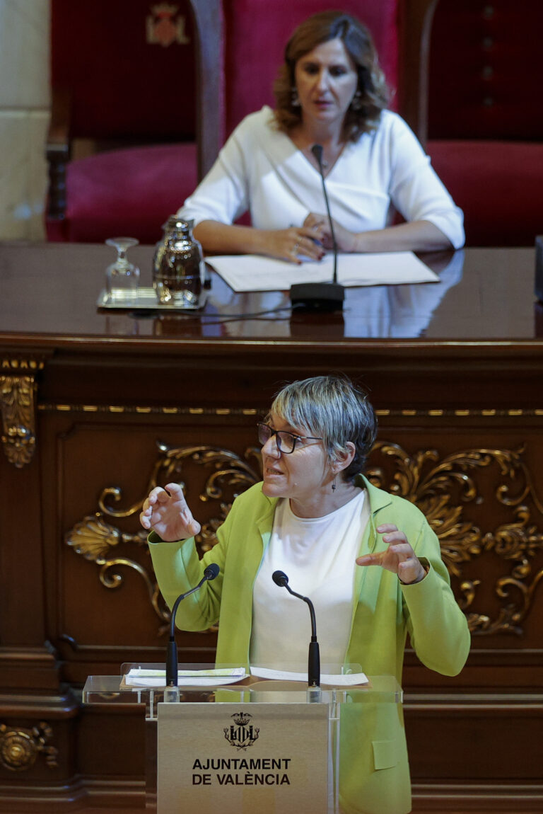 Robles (Compromís) ha exigido a Catalá que expulse a la concejala de Vox por sus tuits racistas