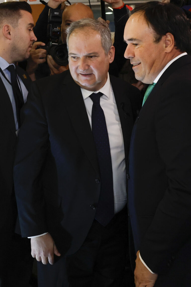 Pérez Llorca cita para el próximo martes a los síndics de Les Corts, con la voluntad de «llegar a acuerdos»