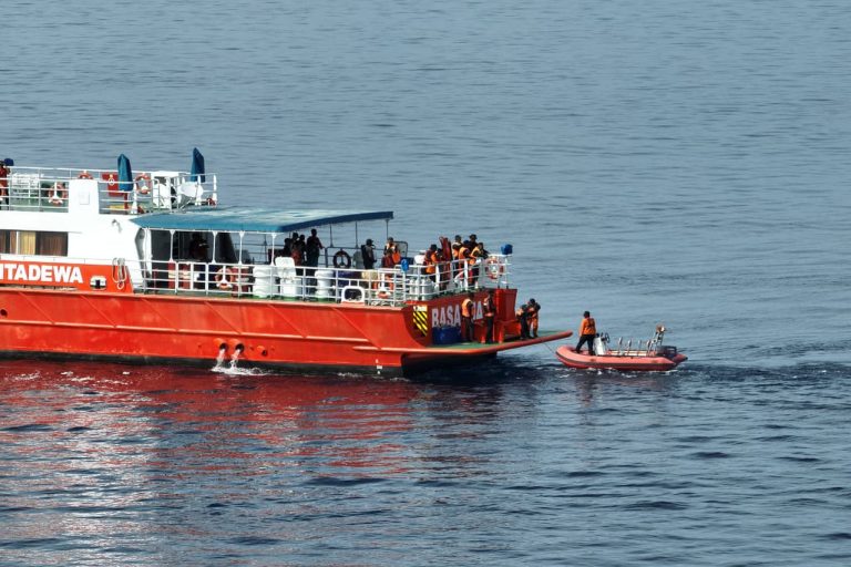 Indonesia pone fin a la búsqueda del niño valenciano desaparecido tras el naufragio en Komodo
