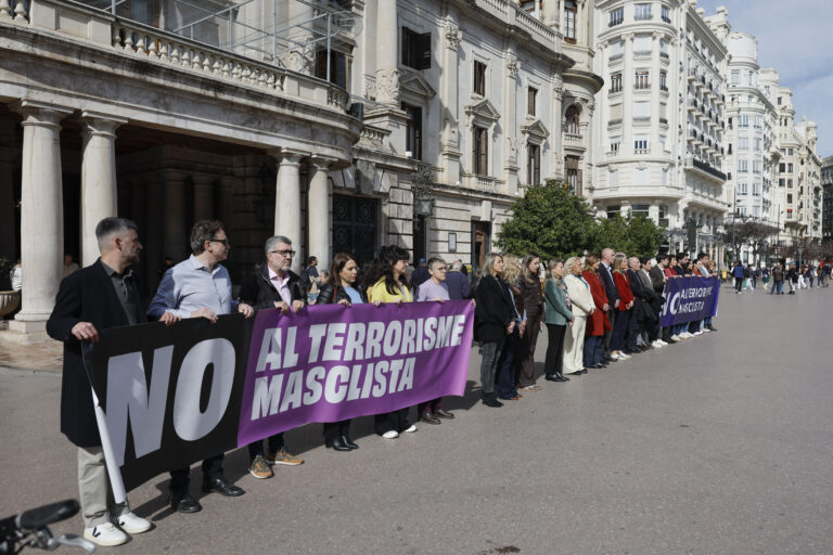 Condena institucional y minutos de silencio por el doble asesinato machista de Xilxes