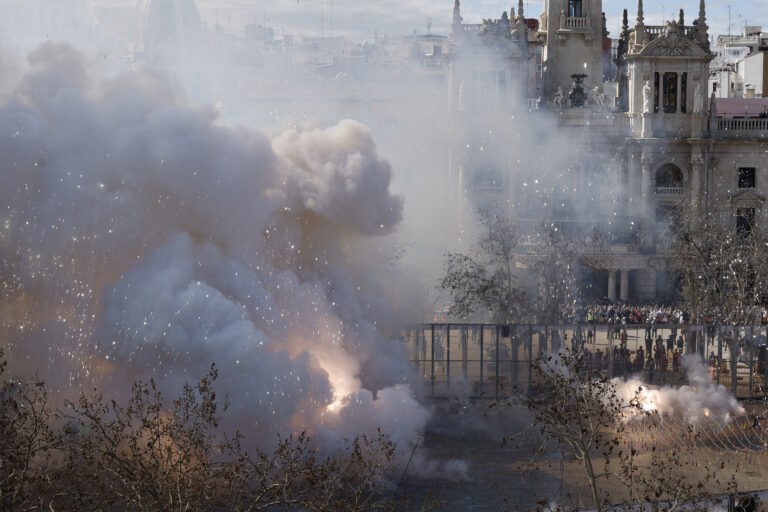Las fachadas de la plaza del Ayuntamiento de València se ponen a punto para las Fallas