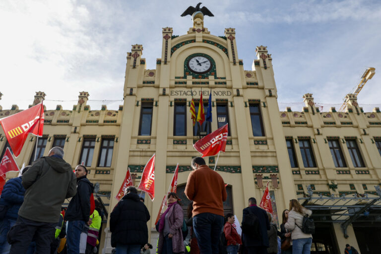 Taquillas cerradas y retrasos en la primera jornada de huelga ferroviaria en la Comunitat