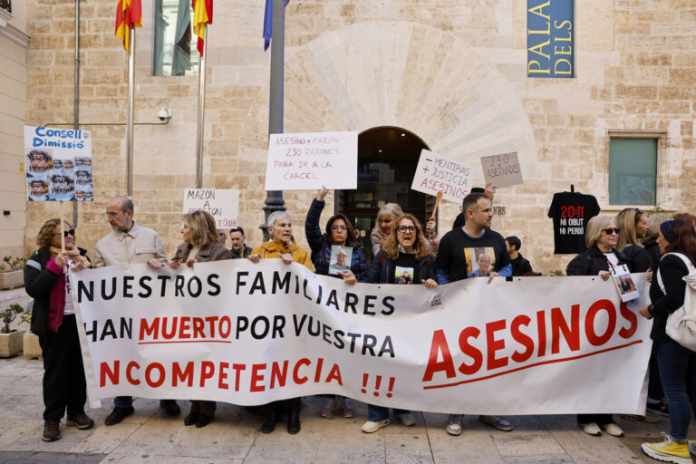 Concentración ante Les Corts apoya a las víctimas de la DANA y exige prisión para Mazón