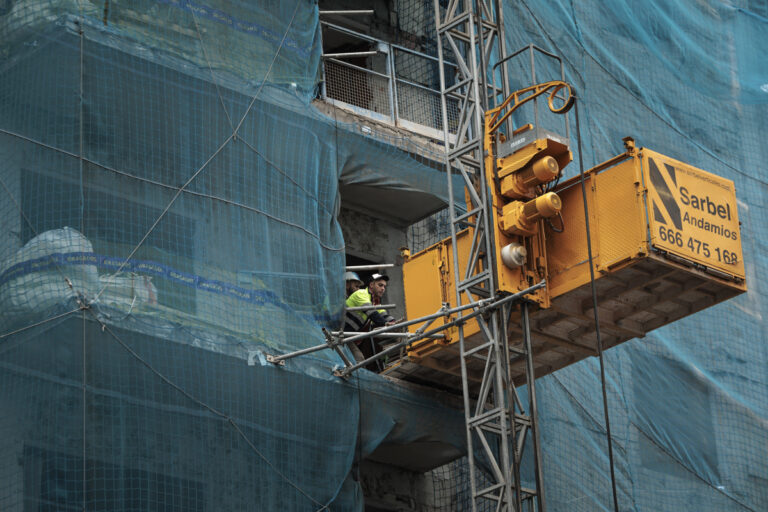 Herido al impactarle un cascote por el viento un operario de la rehabilitación del edificio incendiado de Campanar