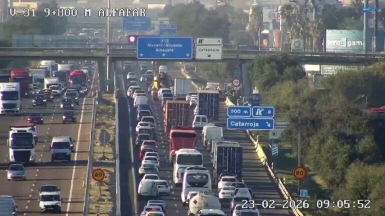 Tres accidentes en la V-31 y V-30 provocan cerca de 13 kilómetros de retenciones