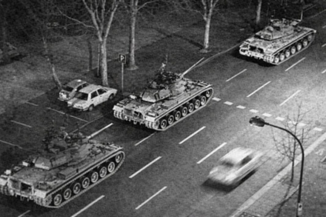 Tanques pasean por Valencia la noche del 23-F