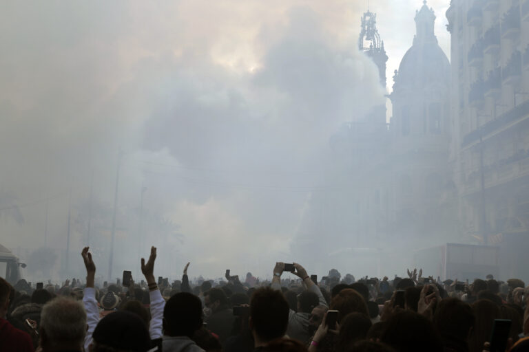 La pólvora y la música regresan a València en la Crida de las Fallas 2026