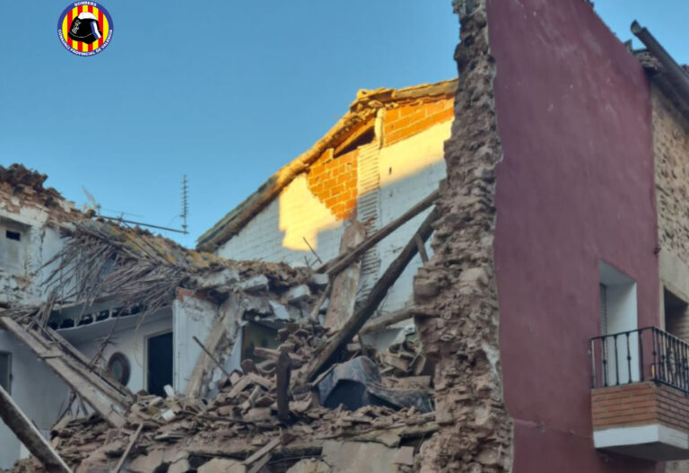 Evacuadas 25 personas de cuatro edificios tras el derrumbe de una vivienda en Puçol