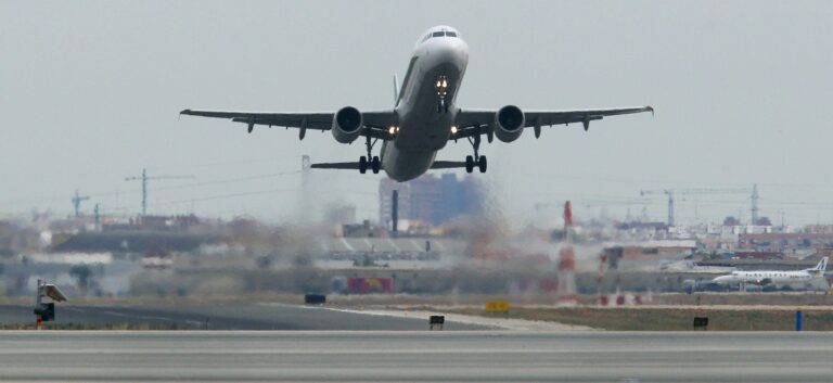 Un hombre se sube al techo de un avión en Manises y retrasa dos horas un vuelo a Ámsterdam