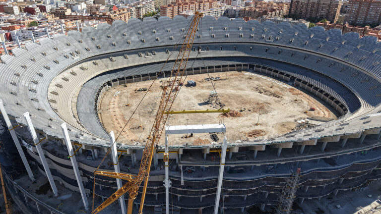 El Valencia ha instalado la primera pieza del anillo de compresión de la cubierta del Nou Mestalla