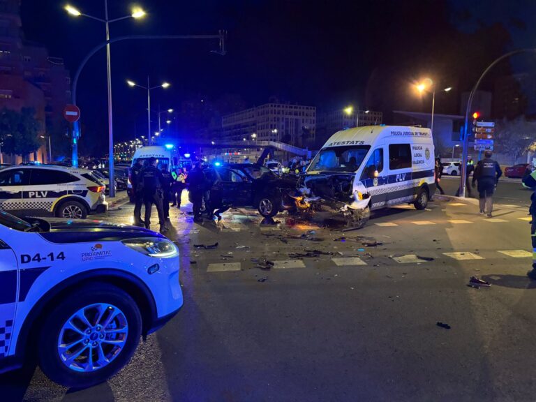 Dos detenidos tras una persecución policial en coche por València