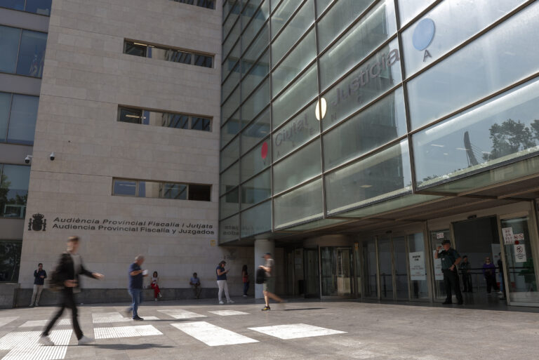 En libertad con medidas cautelares el detenido por maltrato tras la caída de su pareja