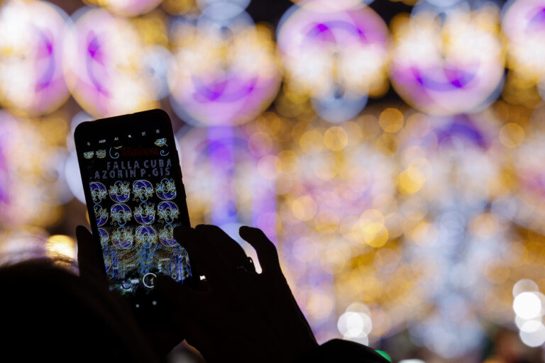 Trasladan al hospital a una mujer tras caerle un arco de iluminación fallera en València